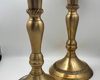 Paar messing kandelaars uit het midden van de eeuw
