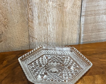 Bandeja hexagonal con base Anchor Hocking Wexford de estilo vintage, forma única, para guardar objetos pequeños y aperitivos.