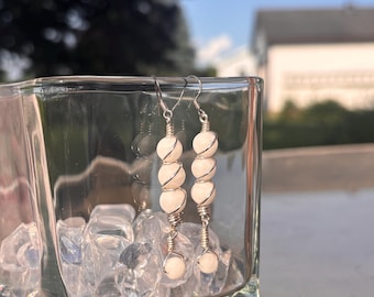 Pendientes de jade blanco hechos a mano con alambre envuelto