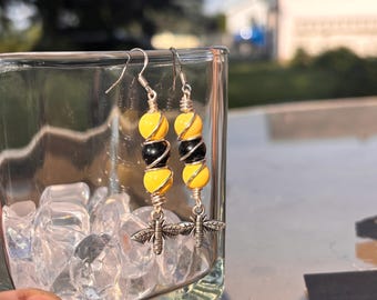 Pendientes de abeja hechos a mano con alambre envuelto