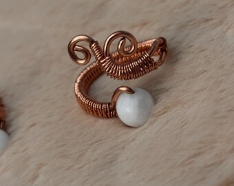 Anillo de jade blanco hecho a mano con alambre de cobre