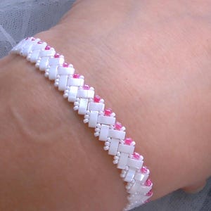 Miyuki Armband Weiß,Pink – Schmal & Handgewebt, Elastisches Perlenarmband, Verschlusslos, Brautschmuck Dezent, Stapelarmband, Maßanfertigung
