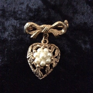 Dangling Heart Brooch - gold tone