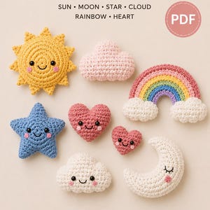 Puede incluir: Una colección de formas de amigurumi de ganchillo, que incluyen un sol amarillo, nubes rosas, un arcoíris, una estrella azul, corazones rojos y una luna blanca. El texto "Crochet Amigurumi Pattern" y "Crib Mobile Sky" se muestran en la parte superior.