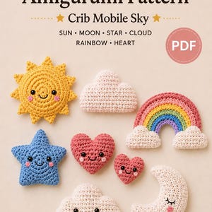 Op de afbeelding: Een digitaal PDF-haakpatroon voor amigurumi-figuren voor een wiegmobiel met hemelthema. De afbeelding toont gehaakte objecten, waaronder een gele zon, witte wolken, een veelkleurige regenboog, een blauwe ster, twee roze hartjes en een witte halve maan.