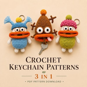 Peut inclure: Trois porte-clés créatures au crochet avec de grands yeux blancs et des bouches orange. Celui de gauche est bleu avec un pompon jaune, celui du centre est marron avec une clé en métal, et celui de droite est vert avec un bonnet rose. Texte : CROCHET KEYCHAIN PATTERNS 3 IN 1 PDF PATTERN DOWNLOAD.