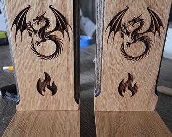 Bokstöd i ek med drake- och spartansk hjälmdesign