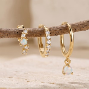 Dreiteiliges Ohrring-Set aus 18-karätigem Gold, bestehend aus Opal-Zirkonia-Ohrstecker, Pavé-Creolen und Opal-Hängeohrringen – minimalistisches Schmuckgeschenk für Sie