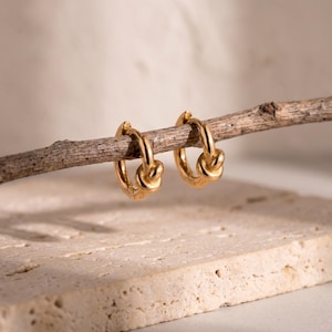 Orecchini a cerchio piccoli e rotondi in oro 18 carati, con dettaglio a nodo, gioielli per le orecchie minimalisti e delicati, stile moderno per tutti i giorni, impilabili.