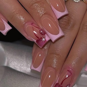 Y2K Rosa Körsbärsnaglar med Franska Tips, Coquette Jelly Nagelkonst, Anime-inspirerade Fyrkantiga Naglar