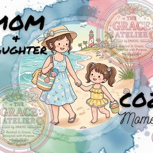 Puede incluir: Una ilustración digital de un padre o madre y un niño caminando en la playa, con el texto MOM + DAUGHTER COZY MOMENTS y THE GRACE ATELIER. El adulto viste un vestido azul con flores y sombrero de paja, el niño un traje de baño amarillo.