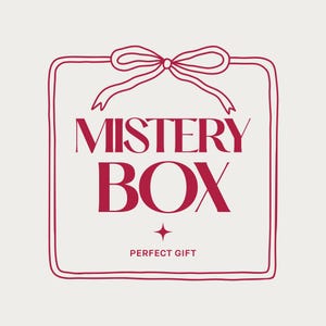 Pode incluir: Um design gráfico quadrado com cantos arredondados em vermelho escuro sobre um fundo claro. Apresenta um laço desenhado à mão no topo, o texto MISTERY BOX numa fonte serifada, uma pequena estrela de quatro pontas e o texto PERFECT GIFT na parte inferior.
