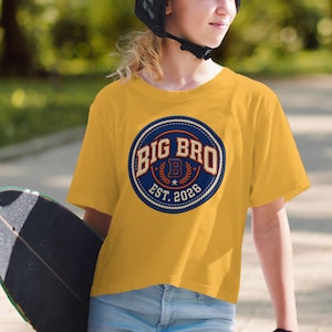 Big Bro Est 2026 Shirt, Vintage Varsity Big Brother T-Shirt for Boys, Faux Embroidered Patch Pregnancy Reveal Tee, Sibling Announcement Top