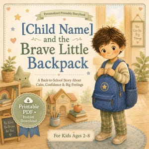 Puede incluir: Una portada de libro de cuentos imprimible personalizada titulada [Child Name] and the Brave Little Backpack. La ilustración muestra a un niño con una mochila azul con un emblema de estrella, de pie en una habitación con un juguete de escuela, libros y plantas.