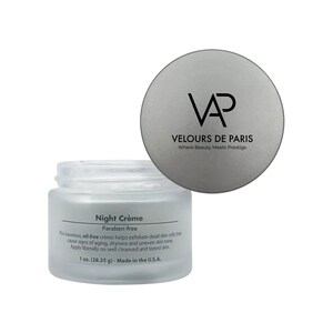 Può includere: Un vasetto di Night Crème con coperchio argentato. Il vasetto è in vetro smerigliato e il coperchio riporta la scritta "VAP VELOURS DE PARIS Where Beauty Meets Prestige." Contiene 28,35 g di crema senza parabeni e senza olio.