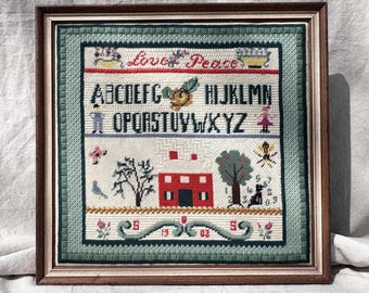 Vintage gerahmter Nadelspitzen-Sampler - Signiertes 1982 „Love Peace“ Alphabet-Sampler - Volkskunst-Kreuzstich