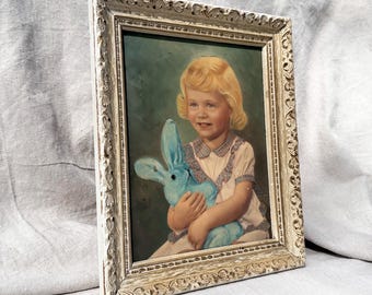 Retrato vintage de menina de meados do século com coelho azul | Pintura infantil emoldurada