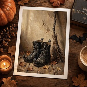 Könnte beinhalten: Ein rechteckiger Kunstdruck, der ein Paar schwarze Schnürstiefel mit aufgebogenen Spitzen und einen rustikalen Holzbesen vor einer strukturierten Wand zeigt, umgeben von herbstlichen Blättern auf einem Holzboden.
