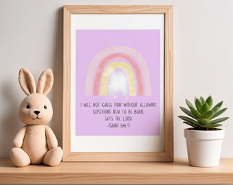 Decorazione murale cristiana stampabile per la cameretta del bambino con arcobaleno e versetto biblico.