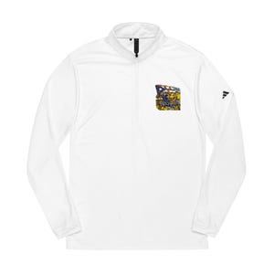 Puede incluir: Camiseta deportiva blanca de manga larga con cuello con cremallera. Un parche gráfico colorido con un diseño de bandera con estrellas, un pájaro y texto está en el pecho izquierdo. La camisa tiene un pequeño logotipo negro en la manga derecha.