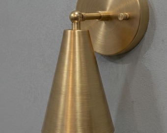 Aplique de parede moderno de meados do século XX em latão, com cúpula cônica em latão escovado, luminária de parede ajustável, luminária minimalista para penteadeira, aplique de cabeceira para leitura.