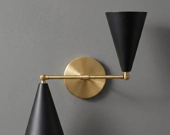 Luminária de parede moderna de meados do século XX, arandela de latão para banheiro com cúpulas cônicas personalizáveis, luminária de parede moderna, iluminação de banheiro em estilo Art Déco.