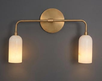 Arandela dupla de latão, luminária de parede com cúpula de alabastro, estilo moderno de meados do século XX, aplique de parede dourado, decoração minimalista para casa.