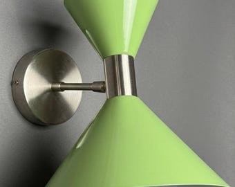 Aplique de parede duplo cônico moderno de meados do século XX, luminária de cabeceira, arandela de latão, iluminação retrô atômica, aplique de parede de latão, presente em estilo vintage