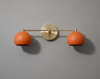 Luminária de parede moderna em latão com dois globos, estilo meados do século XX, com cúpula em formato de domo, para banheiro.