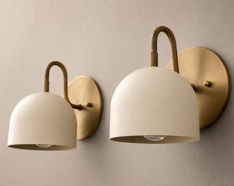 Conjunto de duas luminárias de parede modernas em latão para banheiro, estilo meados do século XX, com design minimalista em latão para espelho, ideal para cabeceira ou parede. Decoração escandinava.