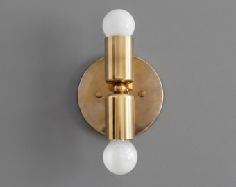 Aplique de parede duplo moderno em latão, luminária de banheiro estilo meados do século, iluminação minimalista para banheiro, luminária de parede em latão, luminária de cabeceira contemporânea.