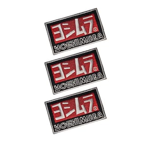 Puede incluir: Tres parches bordados rectangulares con el texto "YOSHIMURA" en blanco y caracteres japoneses sobre fondo rojo, enmarcados por un borde negro. Los parches están sobre un fondo blanco.