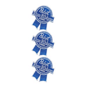 Könnte beinhalten: Drei identische, kreisförmige Stickaufnäher mit dem Logo von Pabst Blue Ribbon Beer. Jeder Aufnäher ist blau mit weißem Text und weißem Rand und hat die Form einer Auszeichnungsschleife mit zwei Bändern, die vom zentralen Emblem herabhängen.