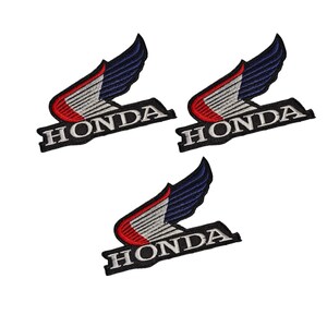 Puede incluir: Tres parches Honda bordados. Cada parche presenta un diseño de ala en rojo, blanco y azul, sobre la palabra "HONDA" en letras blancas sobre un fondo negro. Los parches son probablemente para aplicar en ropa o accesorios.