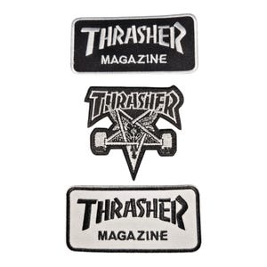 以下が含まれることがあります： Thrasher Magazineのロゴが入った3つの刺繍ワッペン。一番上のワッペンは黒地に白文字の長方形です。中央のワッペンは白黒の五芒星のデザインです。一番下のワッペンは白地に黒文字の長方形です。