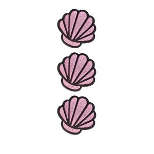 Pode incluir: Três emblemas bordados idênticos em forma de conchas. Cada emblema apresenta uma superfície texturizada rosa claro com contornos pretos costurados e nervuras radiantes, dispostos numa coluna vertical sobre um fundo branco.