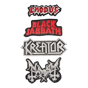 Könnte beinhalten: Eine Sammlung von vier gestickten Stoffaufnähern mit Bandlogos. Der oberste Aufnäher zeigt den rot-weißen Schriftzug Exodus. Der zweite Aufnäher zeigt den roten Schriftzug Black Sabbath. Der dritte Aufnäher zeigt den silbernen Schriftzug Kreator. Der untere Aufnäher zeigt ein weißes, stilisiertes Logo mit der Aufschrift Mayhem.