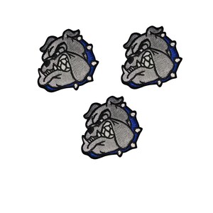 Pode incluir: Três patches bordados com a cabeça de um buldogue cinzento com uma expressão feroz. Cada patch tem uma borda azul com detalhes brancos. Os patches estão dispostos sobre um fundo branco.