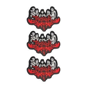 Puede incluir: Tres parches bordados idénticos con fondo negro, figuras blancas estilizadas en la parte superior y el texto rojo Dethklok escrito en una fuente dentada de inspiración gótica. El diseño incluye elementos decorativos rojos complejos debajo del texto.