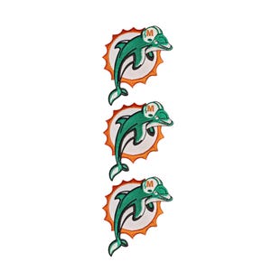 Puede incluir: Tres parches bordados que muestran un delfín verde saltando frente a un sol naranja. Cada delfín lleva un casco blanco con una franja verde y la letra M en naranja. Los parches tienen un fondo circular de color blanco.