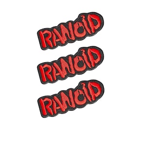 Pode incluir: Três emblemas bordados idênticos com a palavra RANCID em letras vermelhas, arrojadas e estilizadas. Cada emblema tem uma borda preta espessa que segue o contorno do texto, criando uma aparência distinta e em relevo sobre o fundo branco.