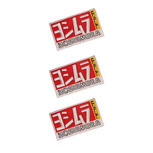 Può includere: Tre toppe rettangolari ricamate con sfondo rosso, caratteri giapponesi bianchi e il testo YOSHIMURA in contorno nero. Una piccola striscia verticale gialla sul lato destro contiene il testo nero U.S.A. con un bordo.