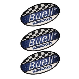 Puede incluir: Tres parches ovalados con el texto "Buell MOTORCYCLES". Cada parche tiene un centro azul con texto blanco y un borde superior a cuadros blanco y negro. Los parches son blancos con un borde negro.