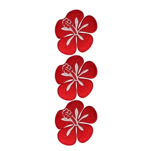 Op de afbeelding: Drie rode hibiscus bloem patches met witte accenten. Elke patch heeft gedetailleerd borduurwerk, met de bloemblaadjes en de centrale meeldraad. De patches zijn verticaal geplaatst tegen een witte achtergrond, voor textieldecoratie.
