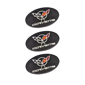 以下が含まれることがあります： 黒い背景に白、赤、黄色のコルベットのロゴと白い文字でCORVETTEと書かれた、楕円形の刺繍ワッペン3枚。各ワッペンには黒いステッチの縁取りがあり、表面は質感のある布地でできています。