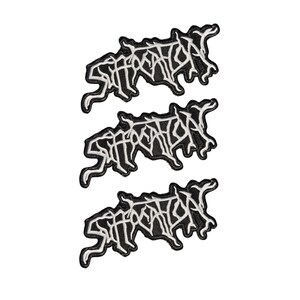 Puede incluir: Tres parches bordados idénticos que presentan la palabra Suffocation en una fuente blanca estilizada y dentada sobre un fondo negro. Cada parche tiene una forma irregular distinta que sigue los contornos de las letras, creando un contraste nítido.