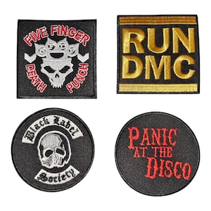 Könnte beinhalten: Vier bestickte Aufnäher mit Musikband-Logos. Oben links ein quadratischer Five Finger Death Punch-Aufnäher mit Totenkopf. Oben rechts ein quadratischer goldener Run DMC-Aufnäher. Unten links ein runder Black Label Society-Aufnäher. Unten rechts ein runder roter Panic At The Disco-Aufnäher.