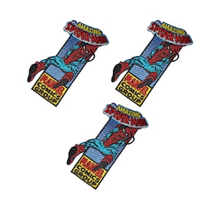 Könnte beinhalten: Drei gestickte Aufnäher mit Spider-Man in seinem klassischen rot-blauen Anzug. Jeder Aufnäher trägt die Worte "AMAZING SPIDER-MAN" und "MARVEL COMICS GROUP" in einer stilisierten Schriftart. Die Aufnäher befinden sich auf weißem Hintergrund.