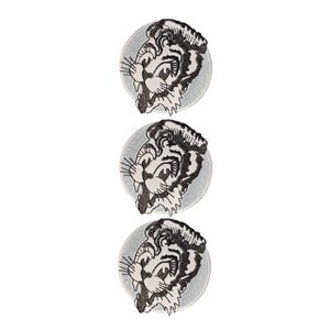 Pode incluir: Três emblemas bordados circulares com um design estilizado de cabeça de tigre em preto e branco. Cada emblema tem um fundo cinza claro com um contorno detalhado em fio preto de um rosto de tigre, incluindo bigodes, orelhas e traços faciais.