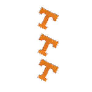 以下が含まれることがあります： 垂直の列に並べられた3つの同一のオレンジ色のT字型ワッペン。各文字は、質感のあるキラキラした表面が特徴で、Tの文字の形を縁取る白い境界線があり、3つすべてが統一された外観を作り出しています。